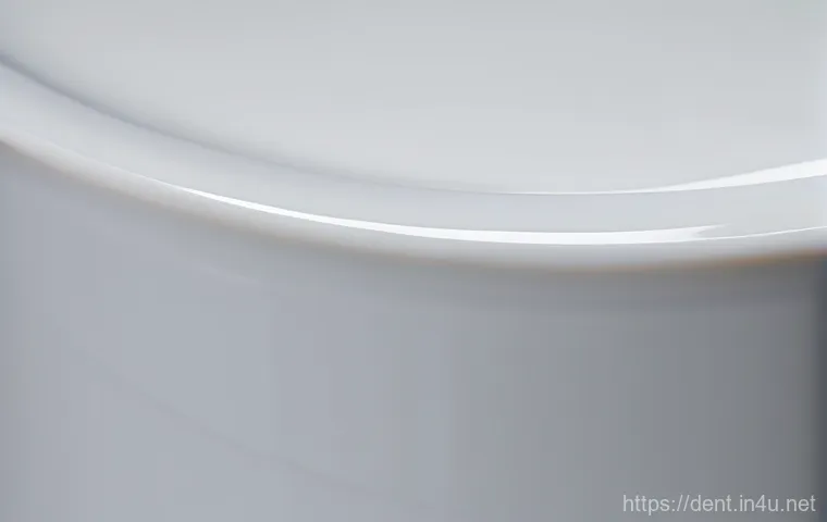 치아 크라운 비용과 보험 적용 여부 - **PFM (Porcelain Fused to Metal) Crown:** Exhibits a subtle gray line at the gum margin, indicating ...